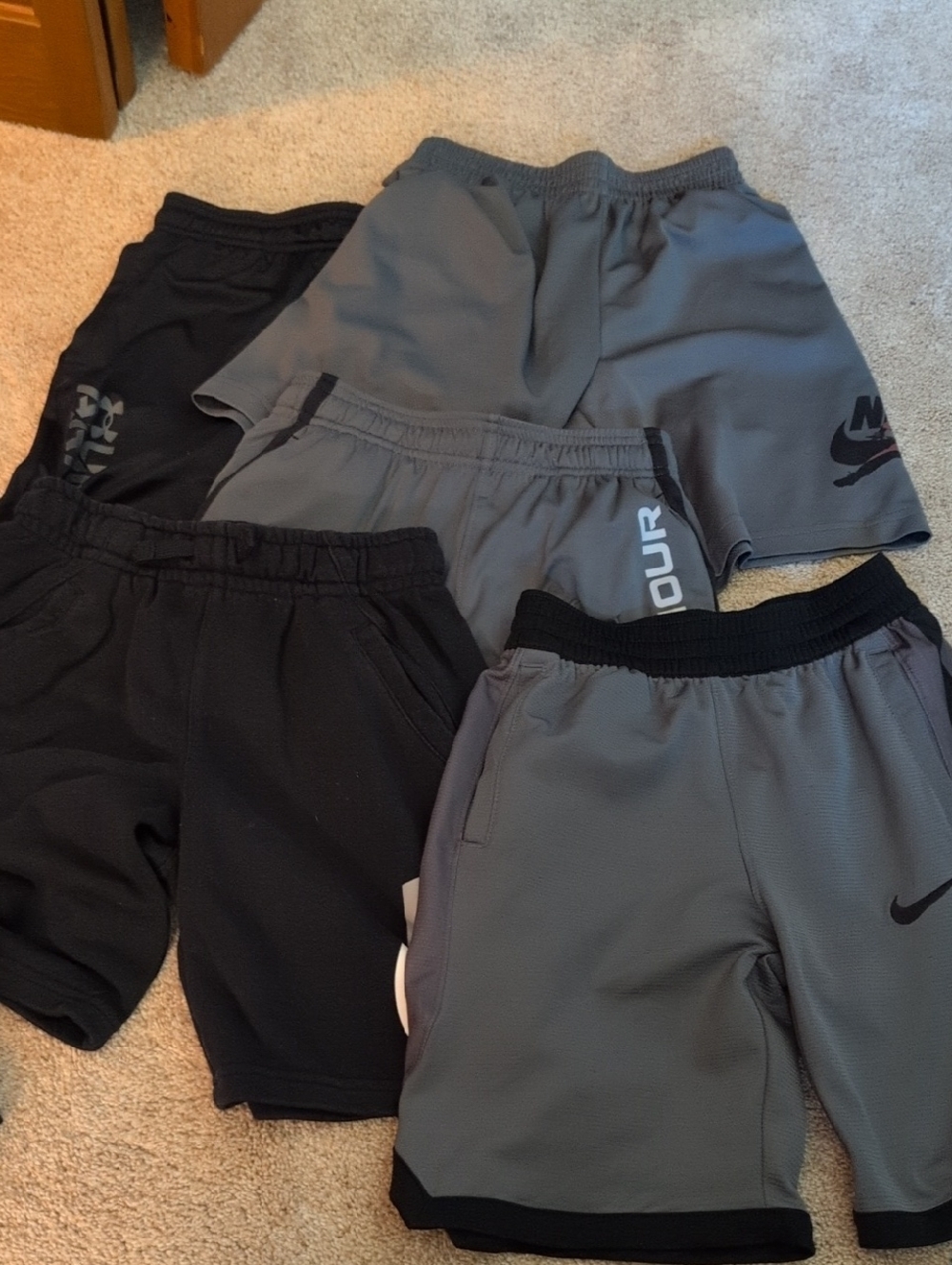 Nike Boys And under armour  Shorts 5 Pair All In Great Shape Size medium